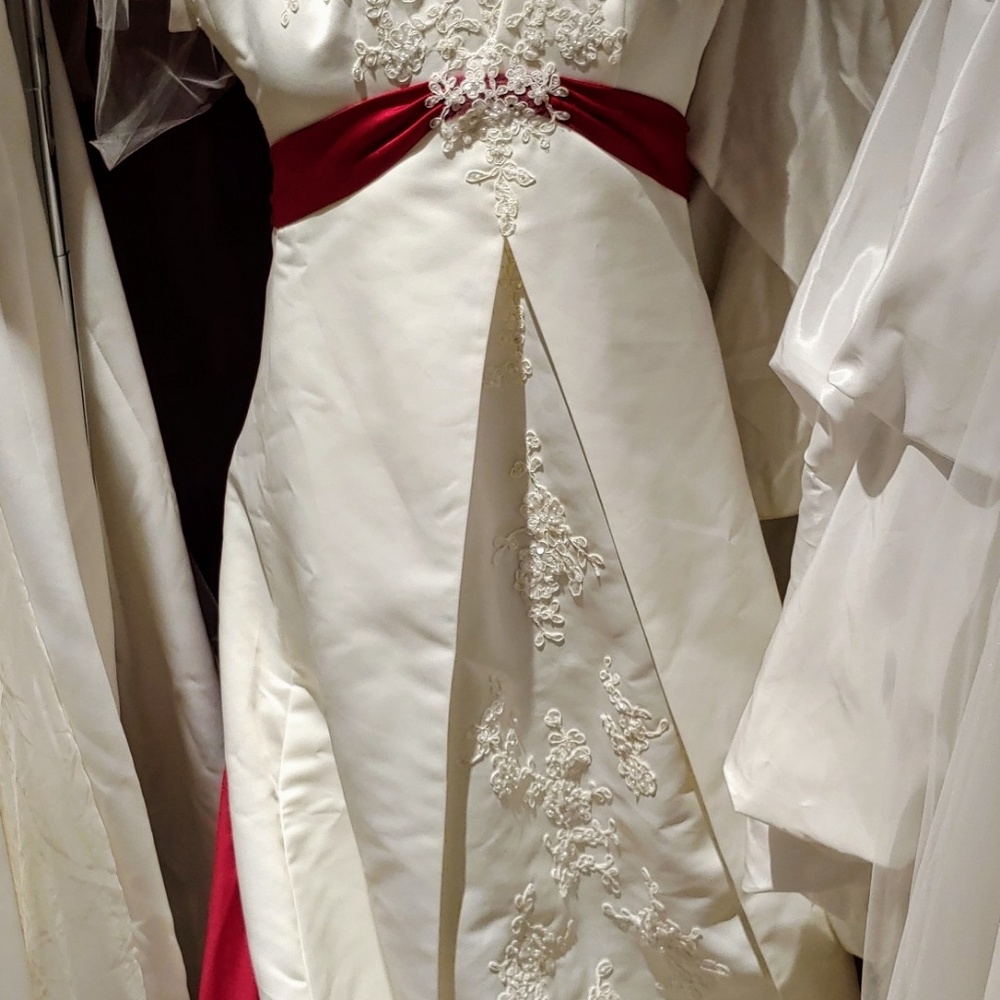 Gorgeous David's Bridal Wedding Dress Size 8